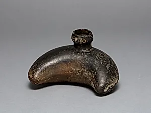 Curving Vessel with Molded Head Spout