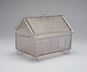 "Log Cabin" pattern covered dish