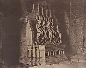 No. 23. Pugahm Myo [Pagan]. Figures in Damayangyee Pagoda [Dhamma-yan-gyi]. by Linnaeus Tripe