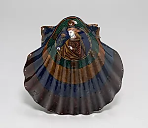 Pair of Shells with Portraits Forming a Purse