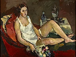 Junge Frau auf rotem Sofa