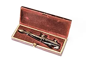 Zirkel in brauner Lederkassette by Peter Krafft