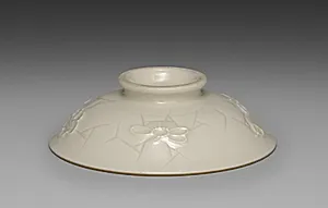 Cover for a Bowl from Dining Set with Plum Blossoms and Cracked-Ice by Seifū Yohei II (Japanese, 1844–1878)