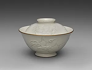 Covered Bowl from Dining Set with Plum Blossoms and Cracked-Ice by Seifū Yohei II (Japanese, 1844–1878)