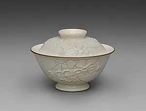 Covered Bowl from Dining Set with Plum Blossoms and Cracked-Ice by Seifū Yohei II (Japanese, 1844–1878)