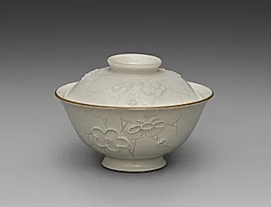 Covered Bowl from Dining Set with Plum Blossoms and Cracked-Ice by Seifū Yohei II (Japanese, 1844–1878)