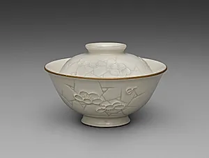 Covered Bowl from Dining Set with Plum Blossoms and Cracked-Ice by Seifū Yohei II (Japanese, 1844–1878)