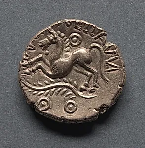 Dubnovellaunos Stater: Wreath and Crescents (obverse) by Unknown Artist