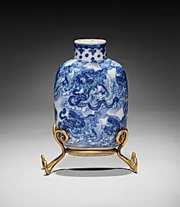 Flattened Ovoid Snuff Bottle with Stopper by Unknown Artist