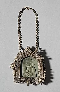 Pendant Icon with the Virgin "Dexiokratousa" and Frame with Winged Bull of Saint Luke on the back by Unknown Artist