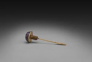 Snuff Bottle with Floral Scrolls (stopper) by Unknown Artist