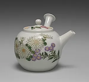 Teapot with Chrysanthemums by Seifū Yohei III (Japanese, 1851–1914)