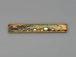 Knife Handle (<i>Kozuka</i>) Depicting Shells on Beach (海辺に貝散図小柄)