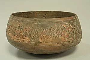 Incised bowl with geometric pattern