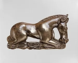 臥馬紋銀帶飾|Belt Plaque in the Shape of a Crouching Horse