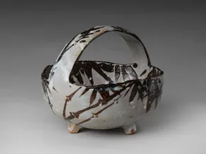 仁阿弥道八様式　銹絵雪笹文手鉢|Bowl with Handle (Tebachi) with Bamboo in Snow Pattern