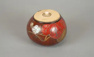 Box with Design of “Evening Face” (Yūgao) Flowers