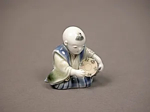 染付色絵囃子唐子形置物|Chinese child with musical instrument
