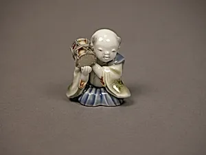 染付色絵囃子唐子形置物|Chinese child with musical instrument