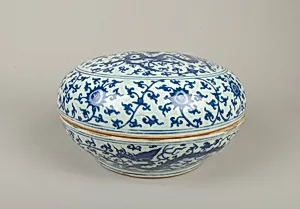 明嘉靖　景德鎮窯青花龍鳳紋捧盒|Covered box with dragons and phoenixes