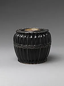 元 黑漆錫釦嵌螺鈿蓮瓣盒|Covered box with lotus-petal rim by Unknown Artist