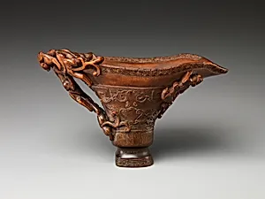 清早期 犀角雕螭龍杯|Cup in the shape of an archaic vessel with feline dragons