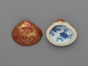 永樂保全作　金襴手貝形香合|Incense Container (Kōgō) in the Shape of a Clamshell, with Cranes and Tortoise Motifs