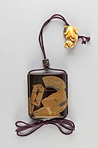 絵馬蒔絵印籠|Inrō with Ema (Shinto Shrine Votive Plaque) of Eight Fan Shapes and Framed Pictures