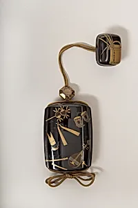能楽楽器小道具花蒔絵印籠|Inrō with Scattered Musical Instruments, Theatrical Implements, and Flowers by Shibata Zeshin