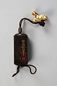 馬蒔絵印籠　自適斎筆|Inrō with Two Standing Horses; Seal and Inscription (reverse) by Kano Naonobu