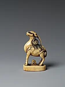 麒麟判子牙彫根付|Kirin (Mythical Chimera) Standing on a Seal