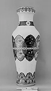 色絵蝶折紙鶴波に千鳥吉祥文大瓶 　(一対)|Large Vase with Butterflies,Origami Cranes, Plovers over Waves, Auspicious Symbols, and Geometric Patterns (one of a pair)