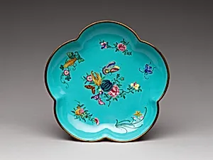 清中期 銅胎畫琺瑯“萬延年製”款花蝶紋葵口盤|Lobed dish with flowers, fruits, and insects