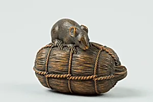 俵鼠木彫根付|Netsuke of Rat on a Bale of Rice