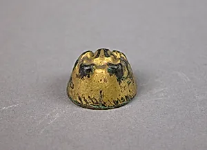六朝 鎏金青銅熊紋飾|Ornament in the shape of a bear by Unknown Artist