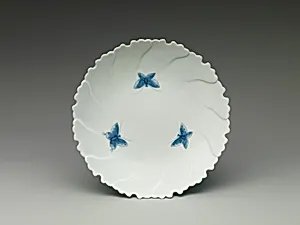 染付蝶文牡丹形皿|Peony-Shaped Dish with Butterflies