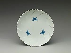 染付蝶文牡丹形皿|Peony-Shaped Dish with Butterflies