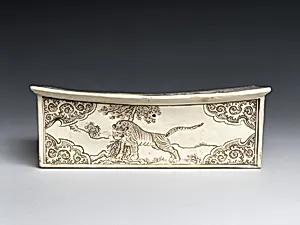 金　磁州窯山水立虎紋白釉瓷枕|Pillow with landscapes featuring Daoist figures and a tiger by Zhang family workshop