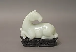 清中期 玉回首臥馬|Reclining Horse