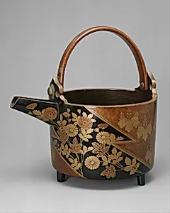 菊桐紋蒔絵提子|Sake Ewer (Hisage) with Chrysanthemums and Paulownia Crests in Alternating Fields