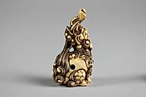 獏牙彫根付|Seated Baku (Mythical Creature Devouring Nightmares)