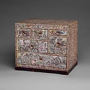 나전 칠 꽃 새 벌레 무늬 함 조선|螺鈿漆 花鳥蟲文 函 朝鮮|Small chest of drawers decorated with flowers, birds, and insects