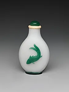 清中期 套料玻璃遊魚鼻煙壺|Snuff bottle with fish