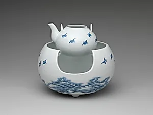 波に飛鳥文急須と火鉢　平戸焼|Teapot and Brazier with Design of Birds Flying over Waves