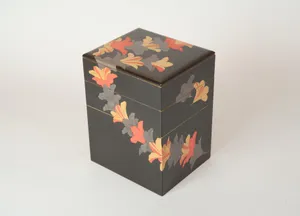 山本春正派　躑躅花環蒔絵重箱|Tiered Food Box (Jūbako) with Garland of Azaleas
