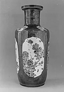 清康熙 景德鎮窯灑藍地描金五彩花鳥紋瓶|Vase decorated with flowers and butterflies