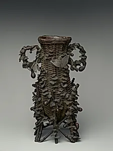 花籃に枝豆蝶模様青銅製花瓶|Vase in the Shape of a Bamboo Basket with Bean Vines and Butterflies