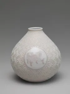 紫馬麒麟卍紗綾形紋瓶 (一対)|Vase with Horse and Kirin on Geometric Sayagata (key fret) Pattern (one of a pair)