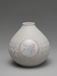 紫馬麒麟卍紗綾形紋瓶 (一対)|Vase with Horse and Kirin on Geometric Sayagata (key fret) Pattern (one of a pair)