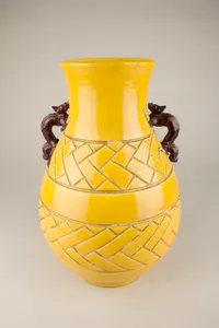 永樂保全作 黄交趾花瓶|Vase with Incised Design and Salamander Handles in Kochi Style
